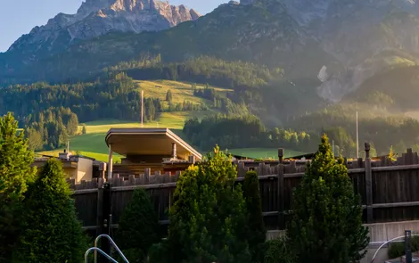 "Good Life" September Quickie Frau entspannt im Thermalpool, die Steinberge im Hintergrund